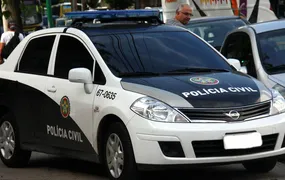 Criminosos armados assaltam van com foliões após saída da Sapucaí