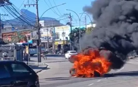 Criminosos fecham vias com ônibus e pneus em chamas na Gardênia Azul após ação policial