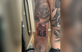 Cucurella cumpre promessa e tatua rosto de treinador após título da Espanha na Copa