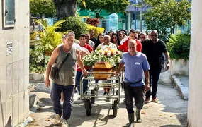 Cuidadora morta em incêndio é enterrada sob forte comoção em São Gonçalo