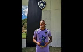 Danilo recebe o prêmio de melhor jogador de março no Campeonato Brasileiro