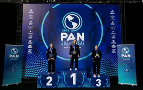 De São Gonçalo para o topo do mundo: Agatha Azevedo conquista o ouro no Pan de Jiu-Jitsu 2026