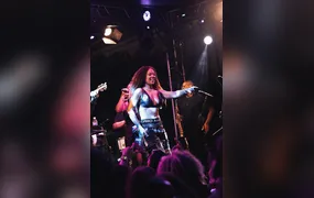 Depois de enfrentar a retirada de um tumor benigno, Marvvila volta aos palcos com força total