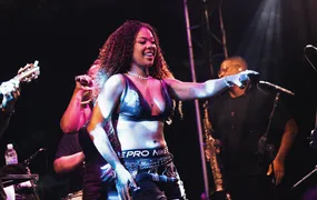 Depois de enfrentar a retirada de um tumor benigno, Marvvila volta aos palcos com força total