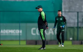 Depois de quase acerto com o Vasco, Fernando Seabra seguirá como treinador do Coritiba
