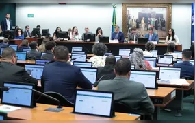 Deputados votam redução da maioridade penal em comissão
