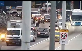 Dois acidentes envolvendo motocicletas deixaram feridos na Avenida Brasil