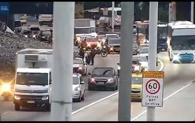 Dois acidentes envolvendo motocicletas deixaram feridos na Avenida Brasil