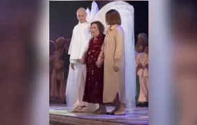 Dona Déa recebe notícia de morte na família antes de apresentação e emociona público