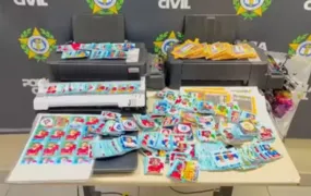 Duas mulheres são presas por vender figurinhas falsificadas da Copa