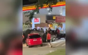 Duas pessoas ficam feridas após carro capotar na Região Oceânica de Niterói