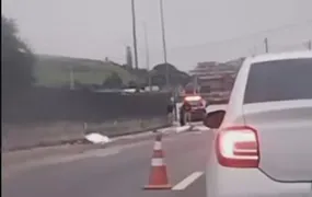 Duas pessoas morrem em grave acidente entre moto e carro na BR-101, em São Gonçalo