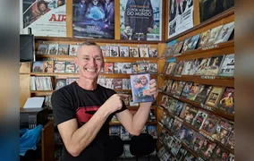 Em tempos de streaming, locadora de filmes segue aberta há mais de 30 anos em São Gonçalo