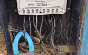 Enel Rio remove ‘gato’ de energia em fábrica de gelo de Araruama