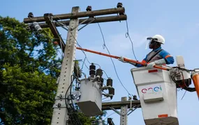 Enel Rio tem mais de 280 vagas para eletricistas e operadores de munck em toda a sua área de concessão