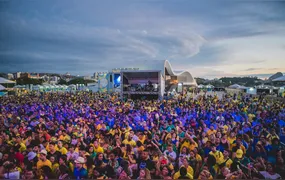 Energia para torcer reúne torcedores para estreia do Brasil e vira palco de festa no Caminho Niemeyer