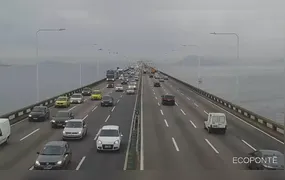 Engavetamento na Ponte Rio-Niterói provoca trânsito intenso nesta segunda-feira (23)