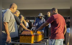 Enterro de Izabela Leite, em Niterói, é marcado por emoção de familiares e amigos