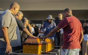 Enterro de Izabela Leite, em Niterói, é marcado por emoção de familiares e amigos