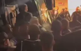 Equipe do Botafogo é recebida com protestos no Aeroporto do Galeão