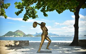 Estátua de Leila Diniz será inaugurada na Praia de São Francisco, nesta terça-feira (14)