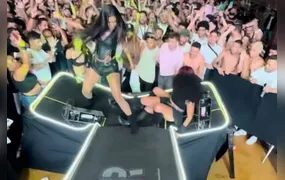 Estrutura de palco cede durante show da cantora Pocah ;  Vídeo