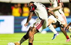 Flamengo vence o Vitória por 2 a 1 e conquista primeiro triunfo no Brasileirão