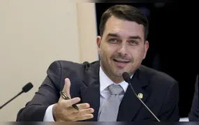 Flávio Bolsonaro passa por cirurgia nos olhos em Brasília