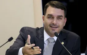 Deputados pedem investigação sobre relação entre Vorcaro e Flávio