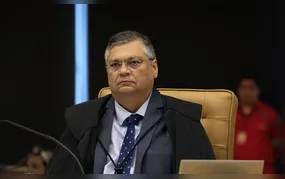 Flávio Dino pede que Câmara explique viagem de Mário Frias ao exterior