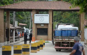 Fuga de policial penal investigado acaba em tiros em Bangu
