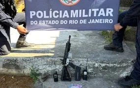 Fuzil e entorpecentes são apreendidos na comunidade do Serrão, no Cubango, em Niterói
