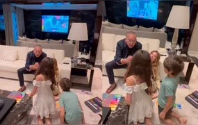 Galvão Bueno curte final de semana com família após ser internado