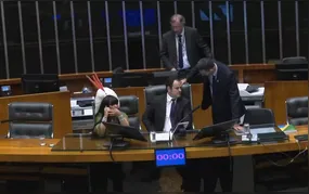 Glauber Braga é retirado a força da cadeira do presidente da Câmara de Deputados