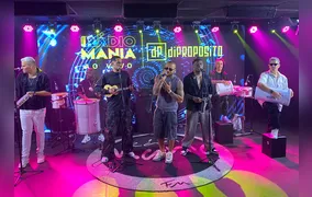 Grupo Di Propósito faz show e agita os estúdios da Rádio Mania, em Niterói
