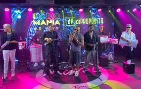 Grupo Di Propósito faz show e agita os estúdios da Rádio Mania, em Niterói