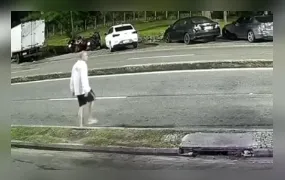Homem é atropelado na Barra da Tijuca e motorista foge sem prestar socorro