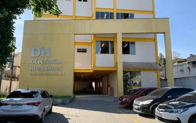 Homem é morto a tiros em praça na Baixada Fluminense