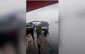 Homem e mulher morrem após carro despencar do Viaduto da Joatinga e cair no mar