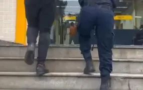 Homem é preso com drogas, granada e mira telescópica em comunidade de Niterói