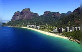 Homem morre e mulher fica em estado grave após queda de asa-delta no RJ