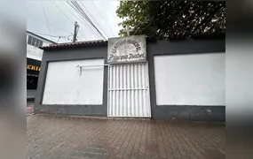 Homem pula muro de cemitério, se acidenta, e vai parar em hospital