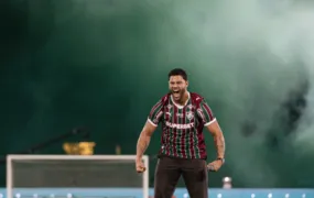 Hulk é apresentado à torcida tricolor no Maracanã