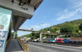 Idoso é atropelado ao atravessar a RJ-104, em São Gonçalo