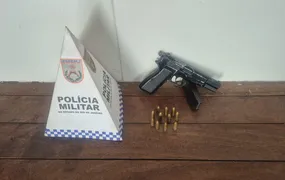 Idoso é preso ameaçando pessoas com uma pistola na RJ-100, em Maria Paula