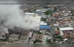 Incêndio de grandes proporções atinge galpão de fábrica de vidros na Zona Norte do Rio