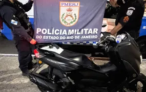 Irmãos são detidos com moto roubada após perseguição policial no Baldeador, em Niterói