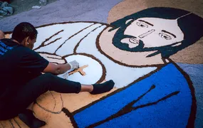 Itaboraí celebra Corpus Christi com tradicional confecção de tapetes de sal e programação religiosa na Avenida 22 de Maio