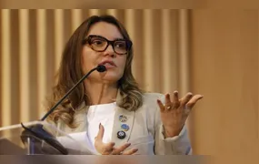 Janja participa de evento científico na UFF, em Niterói