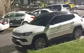 Jogador John Kennedy tem carro roubado no Méier